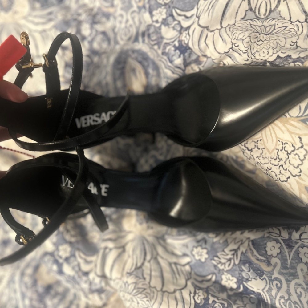 Versace - Picture 3 of 4